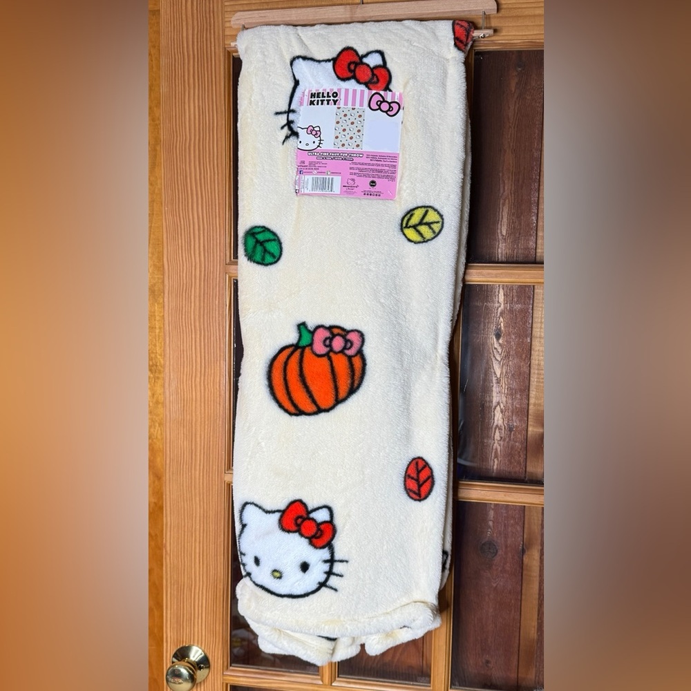 Hello Kitty Ultra Fine Faux Fur Throw Blanket - Pretty Pumpkins - 50"x70"